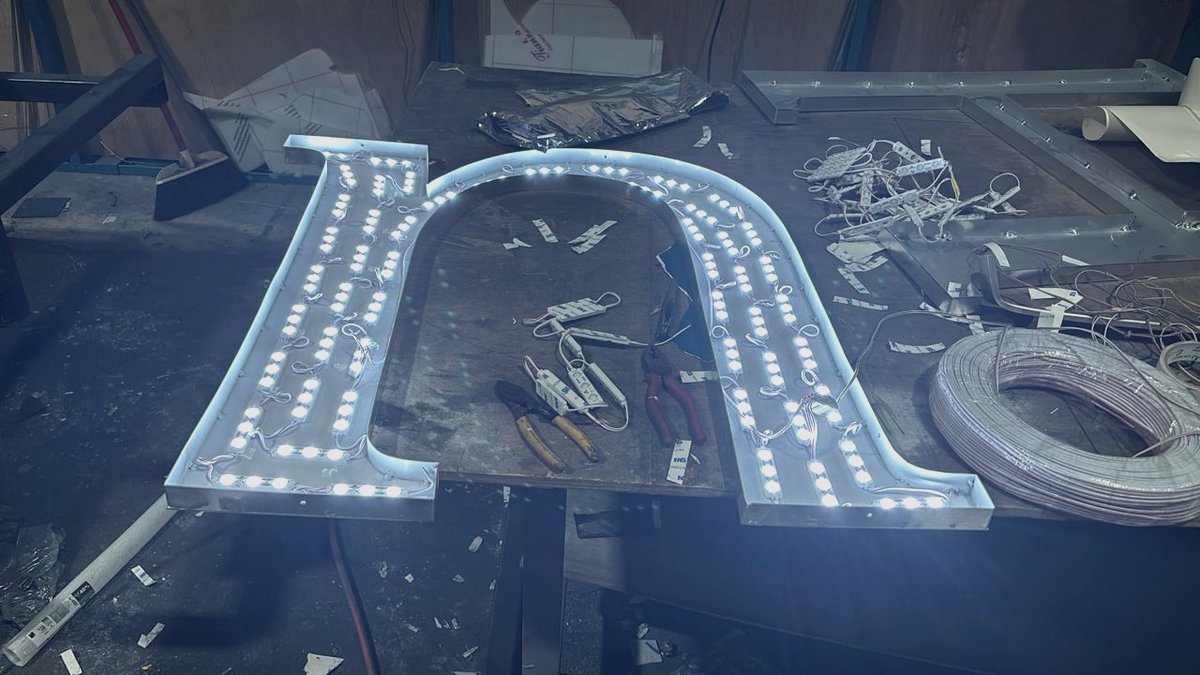 Illuminated letter assembly